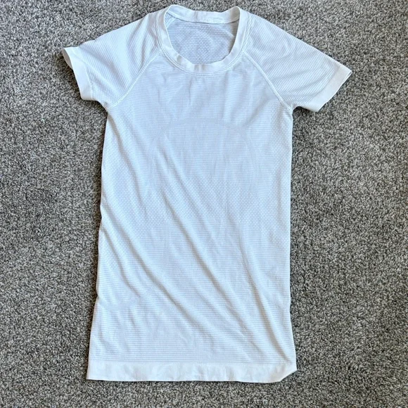 Lululemon white t-shirt. Hip length size 2 - Picture 1 of 2